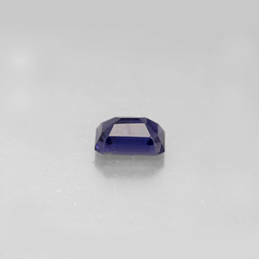 0.57カラットの天然バイオレットブルーアイオライト（6.1×4.1 mm・エメラルドカット）