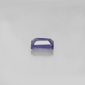 0.57カラットの天然バイオレットブルーアイオライト（6.1×4.2 mm・エメラルドカット）