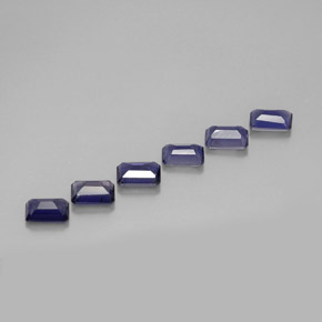 カラットの天然バイオレットブルーアイオライト（5.9×3.9 mm・エメラルドカット）