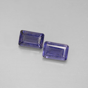カラットの天然バイオレットブルーアイオライト（6.1×4 mm・エメラルドカット）