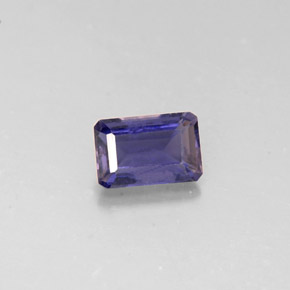 0.49カラットの天然バイオレットブルーアイオライト（5.8×3.9 mm・エメラルドカット）