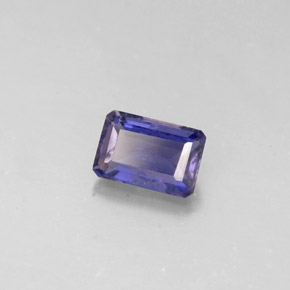 0.49カラットの天然バイオレットブルーアイオライト（5.8×3.9 mm・エメラルドカット）