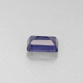0.49カラットの天然バイオレットブルーアイオライト（5.8×3.9 mm・エメラルドカット）