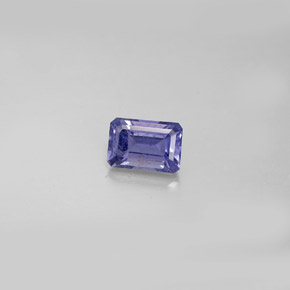 0.55カラットの天然バイオレットブルーアイオライト（5.9×4.1 mm・エメラルドカット）