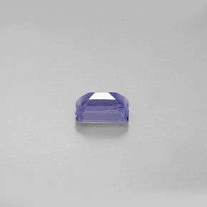 0.55カラットの天然バイオレットブルーアイオライト（5.9×4.1 mm・エメラルドカット）