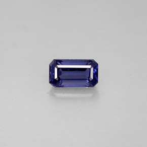 0.39カラットの天然バイオレットブルーアイオライト（5.8×3.4 mm・エメラルドカット）