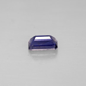 0.39カラットの天然バイオレットブルーアイオライト（5.8×3.4 mm・エメラルドカット）