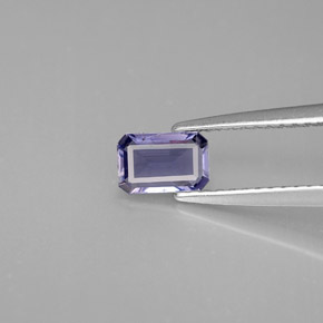 0.39カラットの天然バイオレットブルーアイオライト（6×4 mm・エメラルドカット）