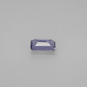 0.39カラットの天然バイオレットブルーアイオライト（6×4 mm・エメラルドカット）