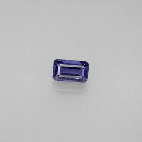 0.33カラットの天然バイオレットブルーアイオライト（5.1×3.2 mm・エメラルドカット）
