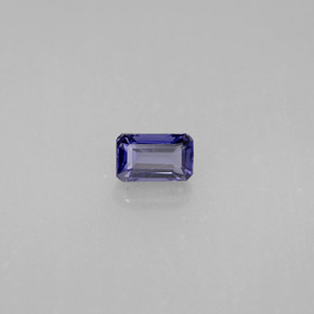 0.33カラットの天然バイオレットブルーアイオライト（5.1×3.2 mm・エメラルドカット）
