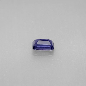 0.33カラットの天然バイオレットブルーアイオライト（5.1×3.2 mm・エメラルドカット）