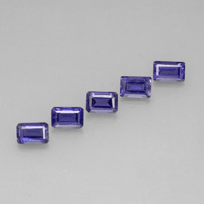 カラットの天然バイオレットブルーアイオライト（5.9×3.9 mm・エメラルドカット）