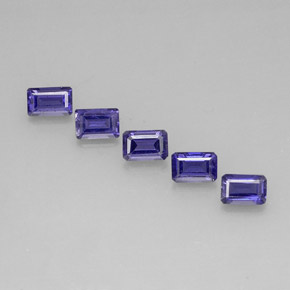 カラットの天然バイオレットブルーアイオライト（5.9×3.9 mm・エメラルドカット）