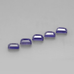 カラットの天然バイオレットブルーアイオライト（5.9×3.9 mm・エメラルドカット）