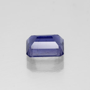 0.58カラットの天然バイオレットアイオライト（6.1×3.9 mm・エメラルドカット）