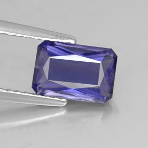 1.35カラットの天然バイオレットブルーアイオライト（8.3×5.7 mm・エメラルドカット）
