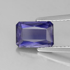 1.35カラットの天然バイオレットブルーアイオライト（8.3×5.7 mm・エメラルドカット）