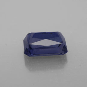 2.50カラットの天然バイオレットブルーアイオライト（9.5×7.1 mm・エメラルドカット）