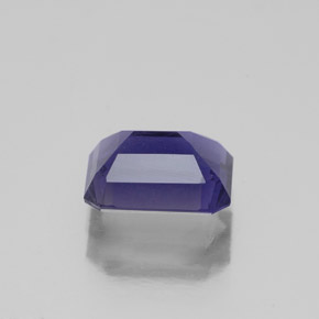 1.36カラットの天然バイオレットブルーアイオライト（8×6 mm・エメラルドカット）