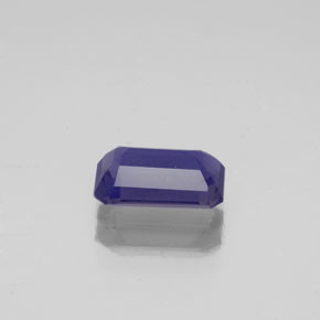0.83カラットの天然バイオレットブルーアイオライト（7.8×4.9 mm・エメラルドカット）