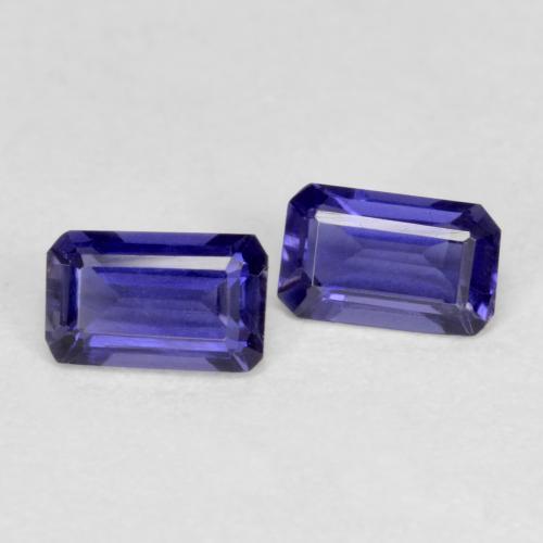 0.51カラットの天然ディープパープルアイオライト（4.9×3.1 mm・エメラルドカット）