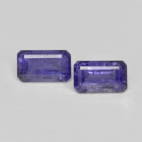0.58カラットの天然濃い青がかった紫アイオライト（5.1×3 mm・エメラルドカット）