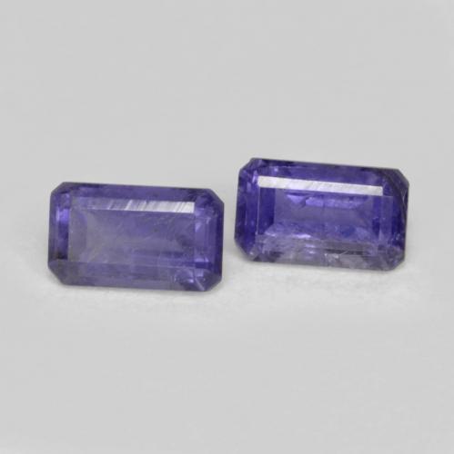 0.58カラットの天然濃い青がかった紫アイオライト（5.1×3 mm・エメラルドカット）