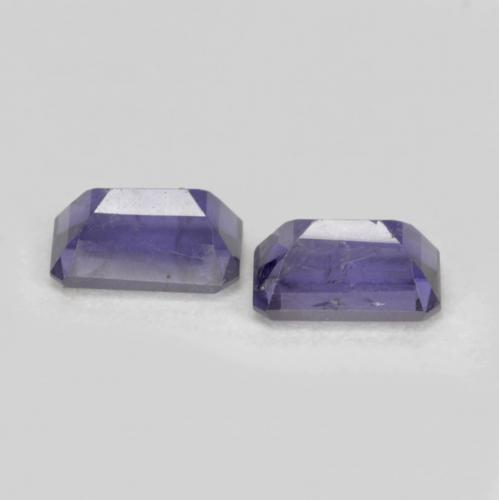 0.58カラットの天然濃い青がかった紫アイオライト（5.1×3 mm・エメラルドカット）