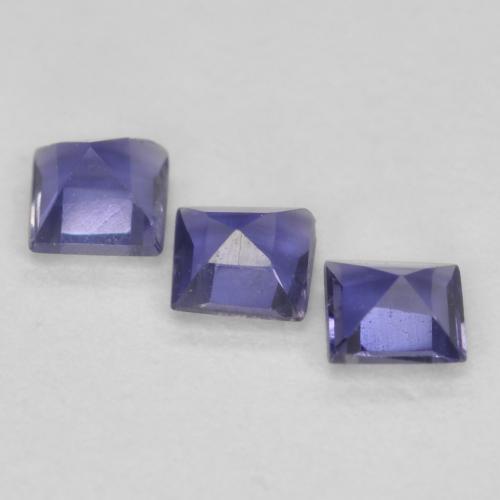0.23カラットの天然濃い青がかった紫アイオライト（2.7×2.7 mm・四角）