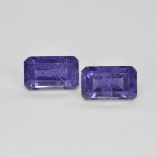 0.62カラットの天然ダークバイオレットアイオライト（5×3.1 mm・エメラルドカット）