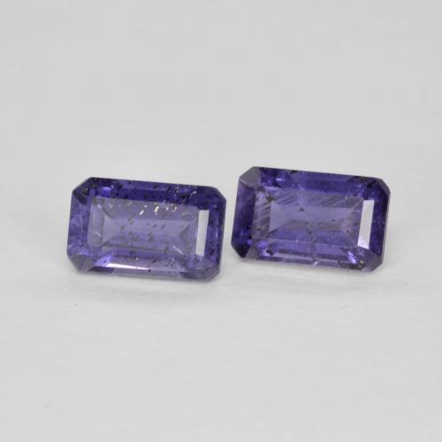 0.62カラットの天然ダークバイオレットアイオライト（5×3.1 mm・エメラルドカット）
