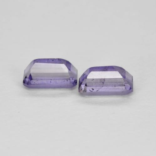 0.62カラットの天然ダークバイオレットアイオライト（5×3.1 mm・エメラルドカット）