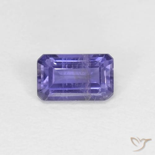 0.29カラットの天然濃い青がかった紫アイオライト（5×3.1 mm・エメラルドカット）