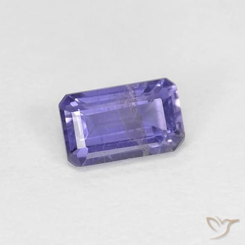 0.29カラットの天然濃い青がかった紫アイオライト（5×3.1 mm・エメラルドカット）