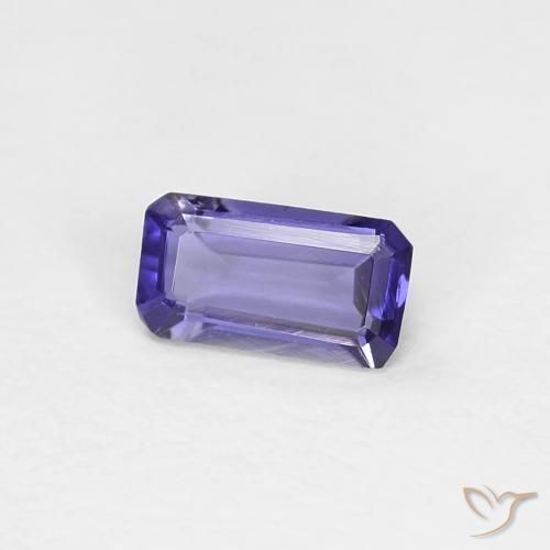 0.22カラットの天然濃い青がかった紫アイオライト（5.1×2.8 mm・エメラルドカット）