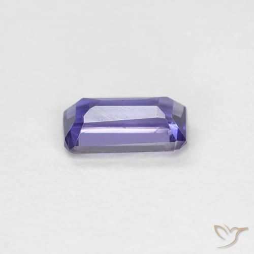 0.22カラットの天然濃い青がかった紫アイオライト（5.1×2.8 mm・エメラルドカット）