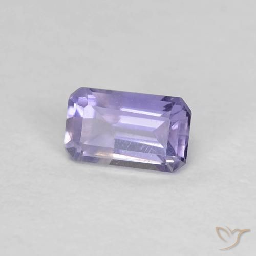 0.28カラットの天然ピンクがかった紫アイオライト（5×3 mm・エメラルドカット）