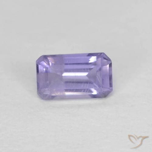 0.28カラットの天然ピンクがかった紫アイオライト（5×3 mm・エメラルドカット）