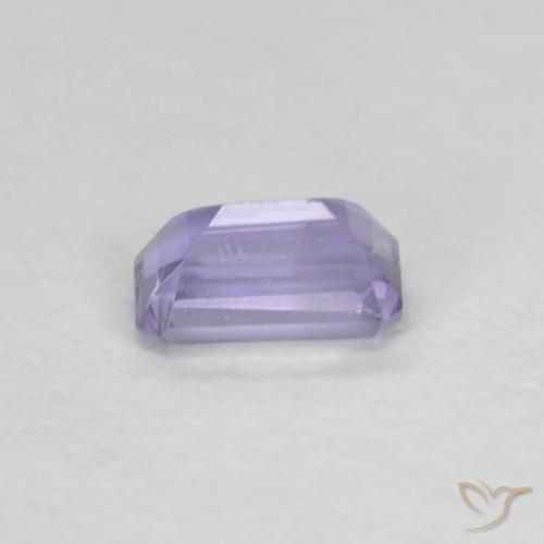 0.28カラットの天然ピンクがかった紫アイオライト（5×3 mm・エメラルドカット）