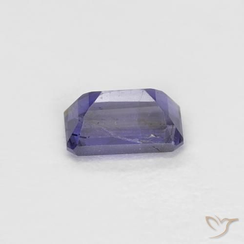 0.28カラットの天然濃い青がかった紫アイオライト（4.9×3 mm・エメラルドカット）