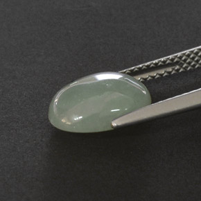 3.23カラットの天然グリーンヒスイ輝石（ジェダイト）（10.3×7.7 mm・透明）