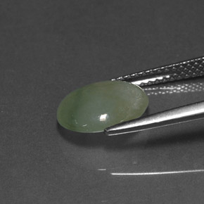 2.90カラットの天然ライトグリーンヒスイ輝石（ジェダイト）（10.5×9.2 mm・透明）