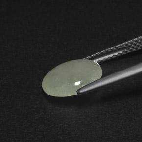 2.81カラットの天然グリーン＆ホワイトヒスイ輝石（ジェダイト）（9.9×8.4 mm・透明）