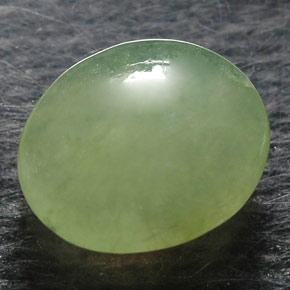 1.37カラットの天然グリーンヒスイ輝石（ジェダイト）（8.5×7.3 mm・透明）