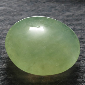 1.37カラットの天然グリーンヒスイ輝石（ジェダイト）（8.5×7.3 mm・透明）