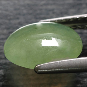 1.37カラットの天然グリーンヒスイ輝石（ジェダイト）（8.5×7.3 mm・透明）