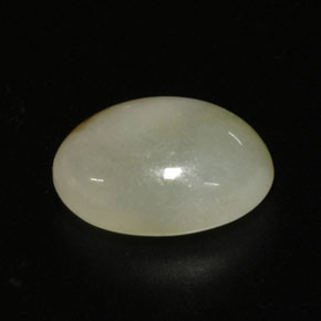 6.78カラットの天然マルチカラーヒスイ輝石（ジェダイト）（13.5×10 mm・透明）