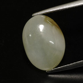 6.78カラットの天然マルチカラーヒスイ輝石（ジェダイト）（13.5×10 mm・透明）