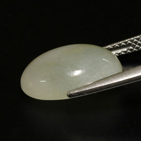 6.78カラットの天然マルチカラーヒスイ輝石（ジェダイト）（13.5×10 mm・透明）